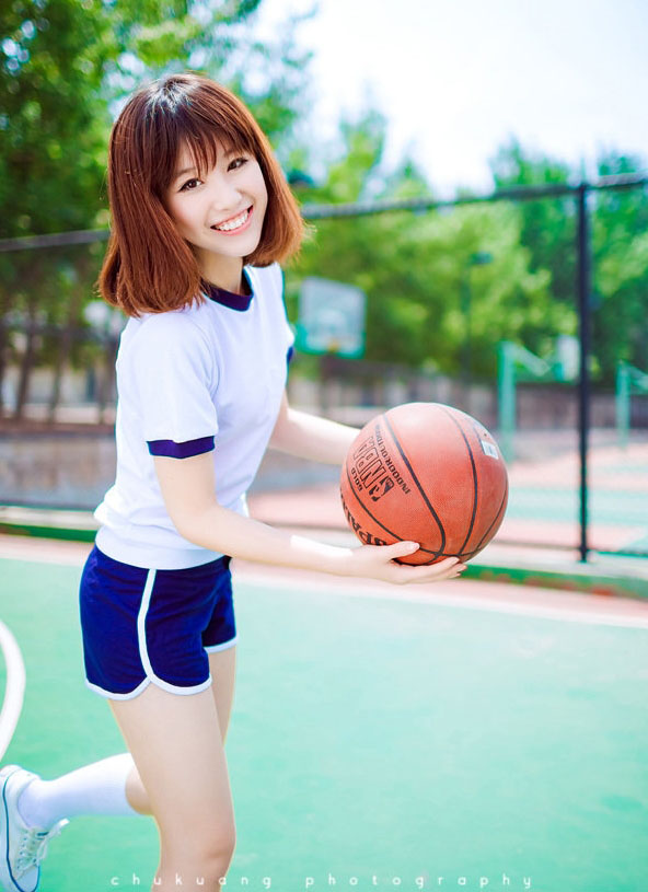 فتاة جميلة تلعب كرة السلة (10)