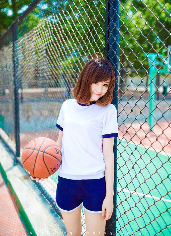 فتاة جميلة تلعب كرة السلة (9)