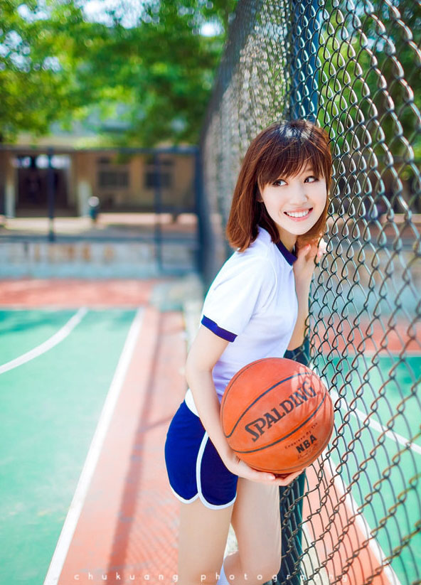 فتاة جميلة تلعب كرة السلة (8)