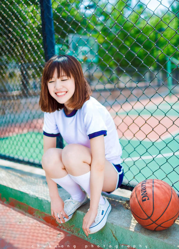 فتاة جميلة تلعب كرة السلة (7)