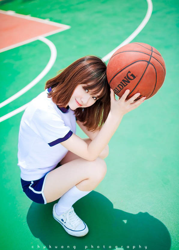 فتاة جميلة تلعب كرة السلة
