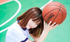 فتاة جميلة تلعب كرة السلة