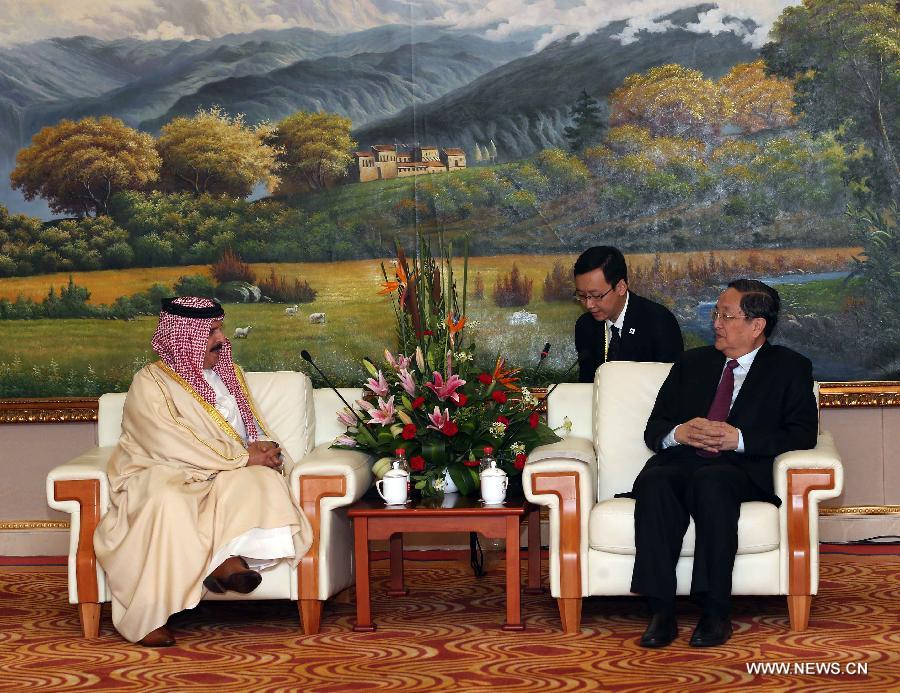 كبير المستشارين السياسيين الصينيين يجتمع مع ملك البحرين 