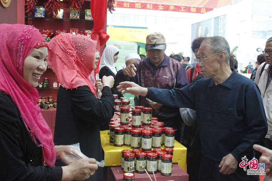أطعمة حلال ومستلزمات مسلمين تحظي برواج في معرض الصين والدول العربية (4)