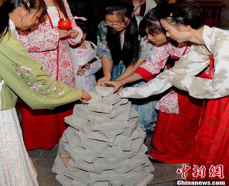 الاحتفال بعيد منتصف الخريف في جميع أنحاء الصين  (14)