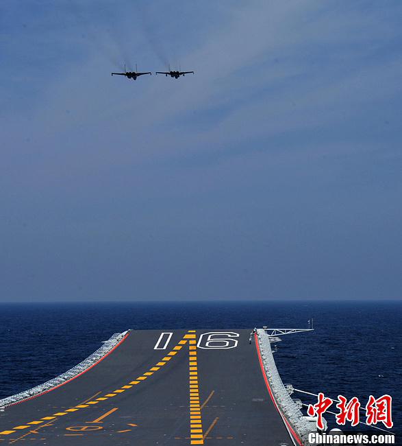 حاملة الطائرات لياونينغ تعود إلى الميناء الرئيسية بعد انجاز اختبار الطائرات المحمولة بنجاح   (3)