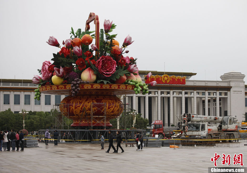 صور:تدشين "أكبر سلة الزهور والفواكه فى التاريخ" فى الميدان السماوي "تيانانمن" قبل العيد الوطني الصيني  (8)