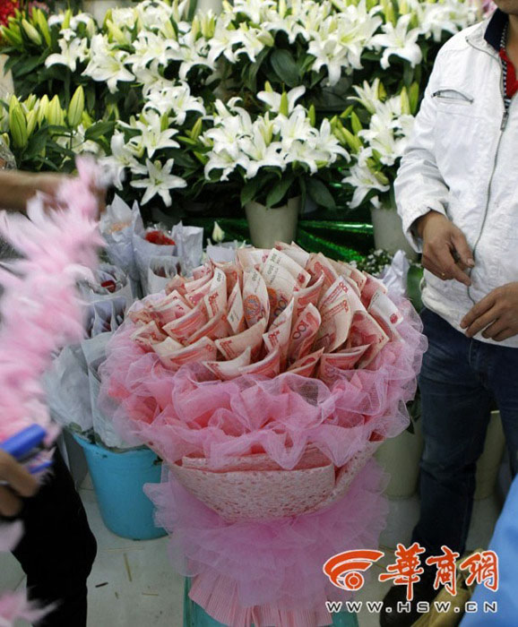 باقة زهور متكونة من 50 ورقة نقدية من فئة مائة يوان