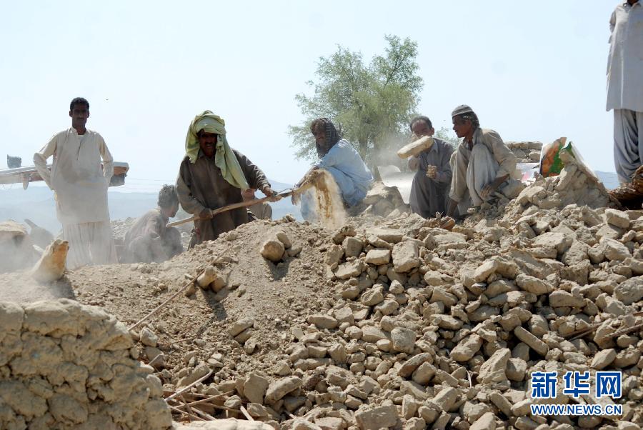 مصرع 328 شخصا وإصابة أكثر من 500 آخرين جراء زلزال بالوشستان في باكستان (5)