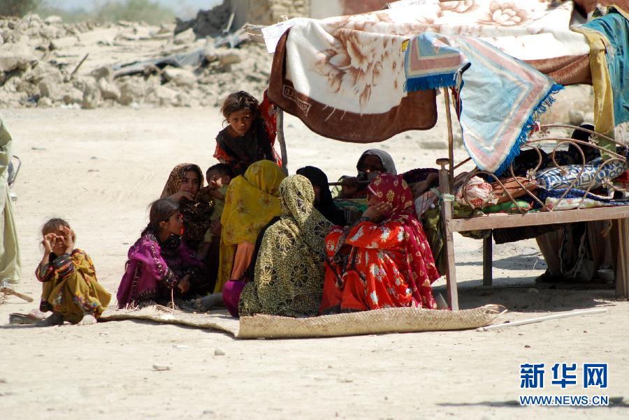 مصرع 328 شخصا وإصابة أكثر من 500 آخرين جراء زلزال بالوشستان في باكستان (4)