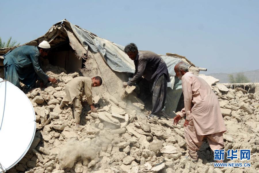 مصرع 328 شخصا وإصابة أكثر من 500 آخرين جراء زلزال بالوشستان في باكستان (3)