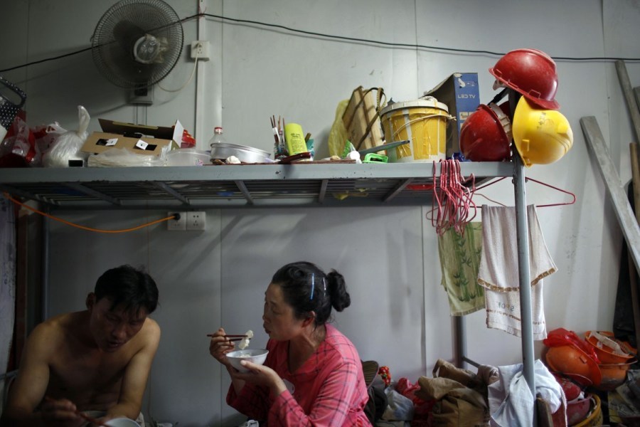 وو شو تشيون البالغة من العمر 43 عاما وزوجها يتناولان العشاء في  مضجعهما  بعد العمل. 