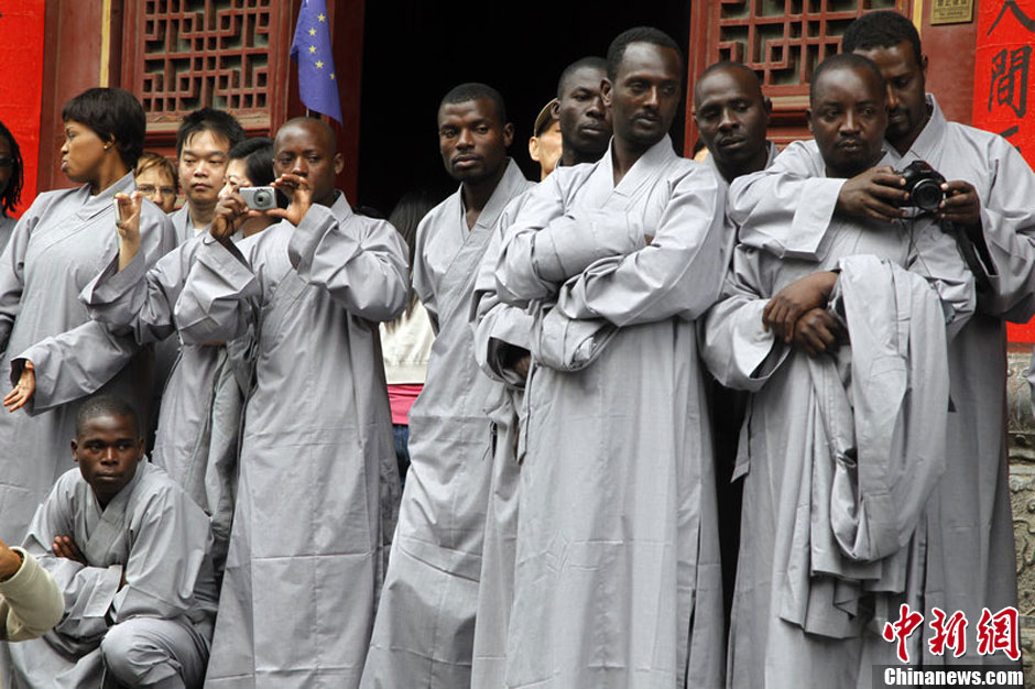 20 إفريقيا يدخلون معبد الشاولين الصيني  (4)