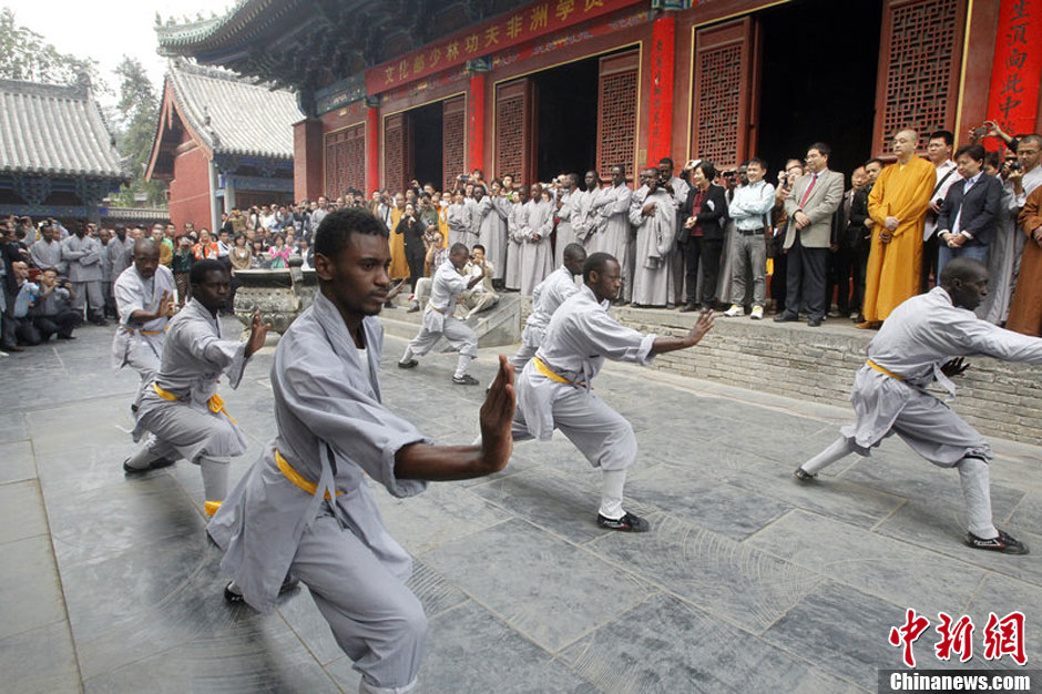 20 إفريقيا يدخلون معبد الشاولين الصيني  (3)