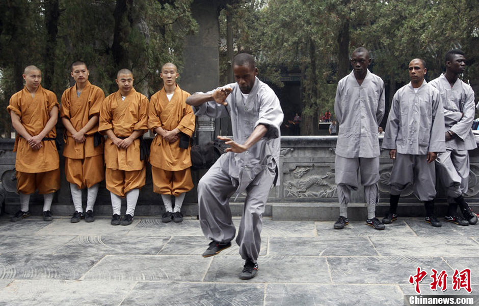 20 إفريقيا يدخلون معبد الشاولين الصيني 