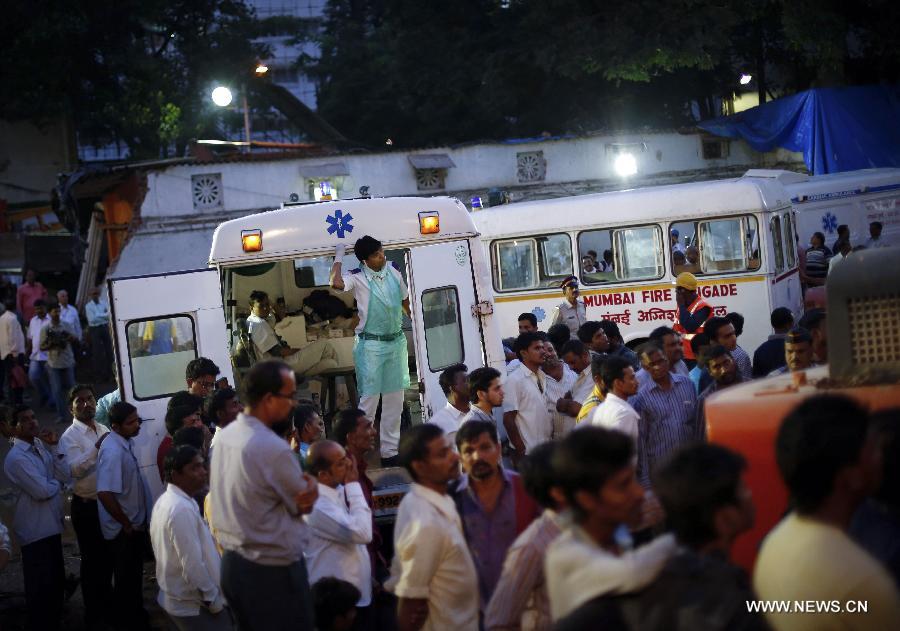 مصرع 31 شخصا جراء انهيار مبنى في مومباي  (9)