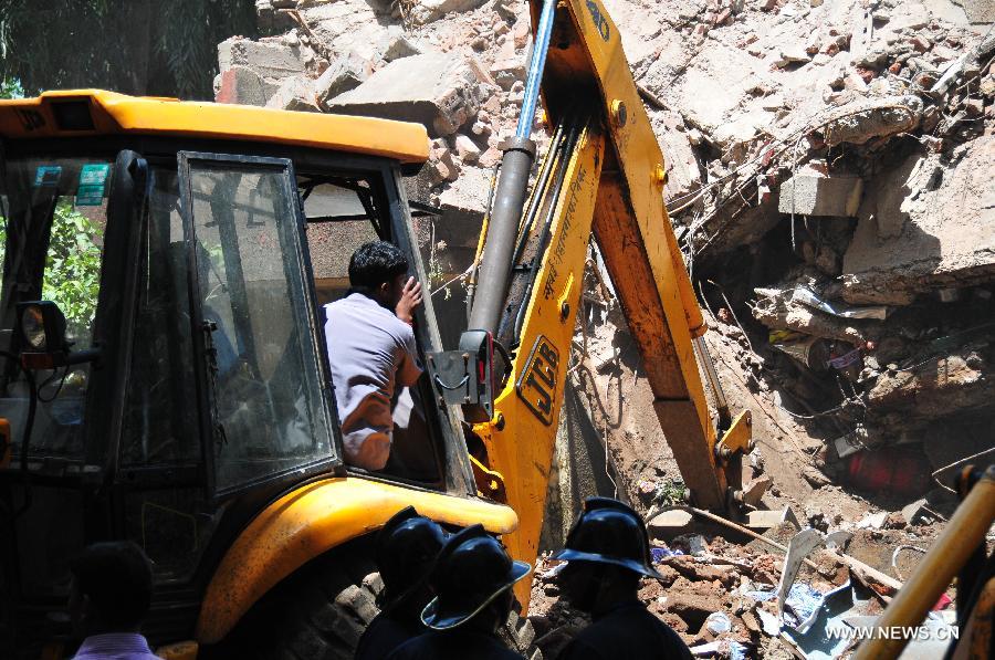 مصرع 31 شخصا جراء انهيار مبنى في مومباي  (6)