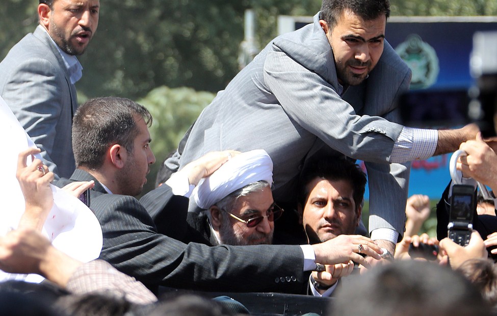 ردود أفعال مختلفة بعد عودة روحاني إلى ايران بعد محادثة هاتفية مع الرئيس الأمريكي (8)