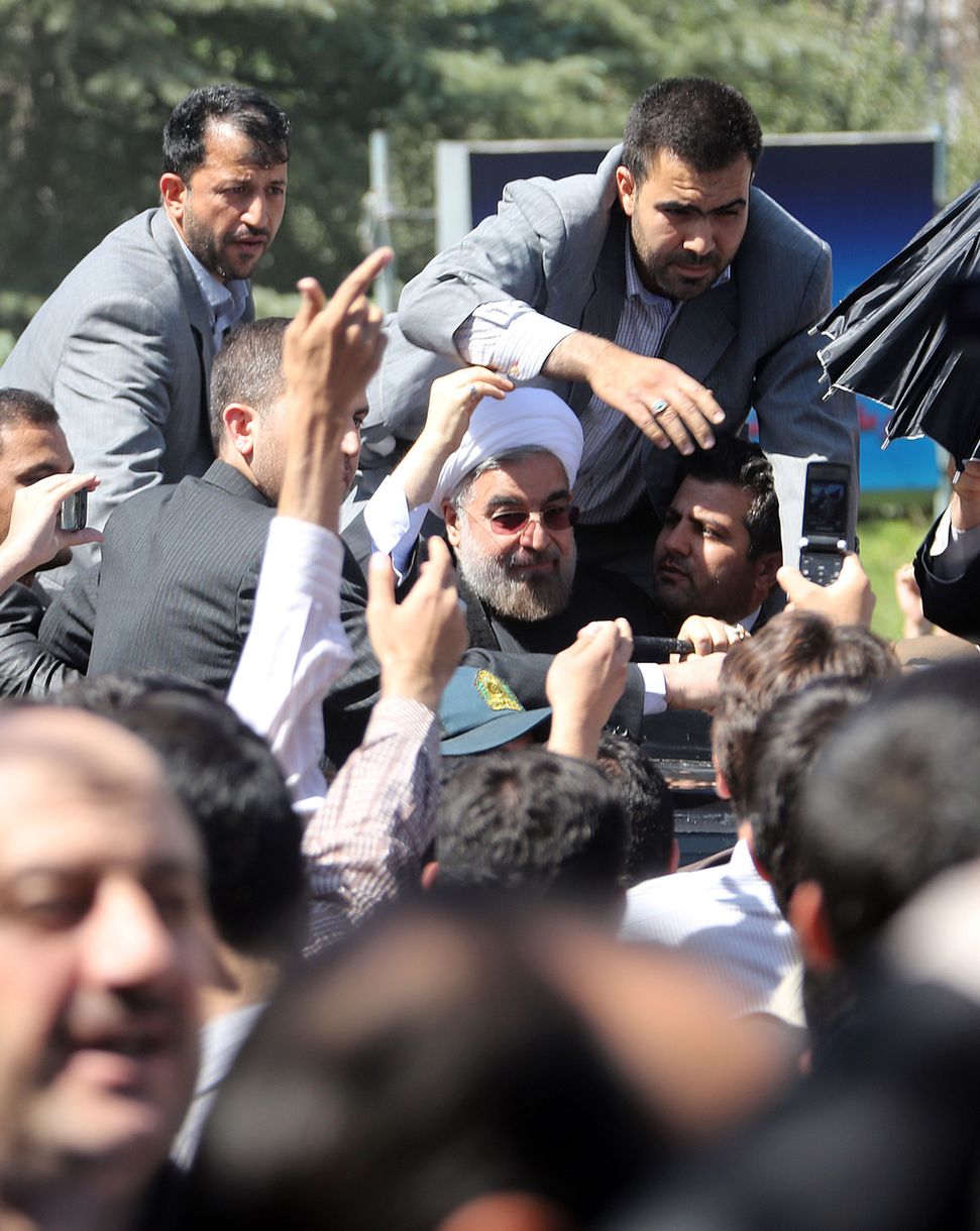 ردود أفعال مختلفة بعد عودة روحاني إلى ايران بعد محادثة هاتفية مع الرئيس الأمريكي