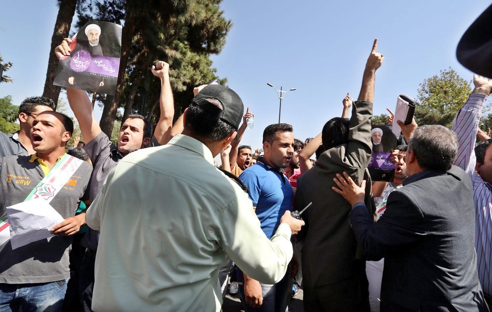 ردود أفعال مختلفة بعد عودة روحاني إلى ايران بعد محادثة هاتفية مع الرئيس الأمريكي (4)
