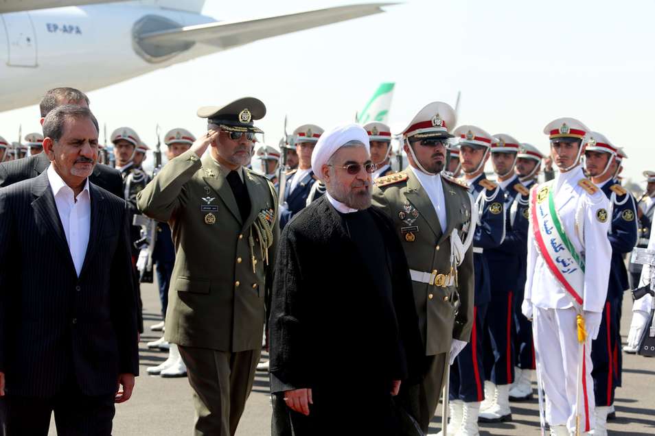 ردود أفعال مختلفة بعد عودة روحاني إلى ايران بعد محادثة هاتفية مع الرئيس الأمريكي (5)