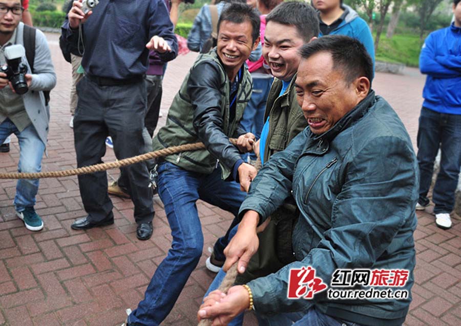 شد الحبل بين الإنسان والنمر في حيوان صيني يثير جدلا (5)