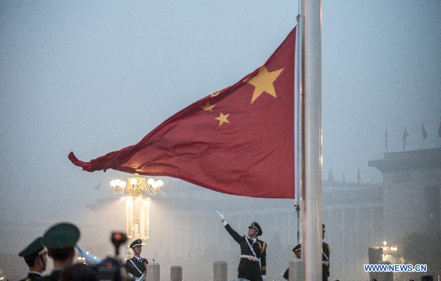 إقامة مراسم رفع العلم في العيد الوطني الصيني 