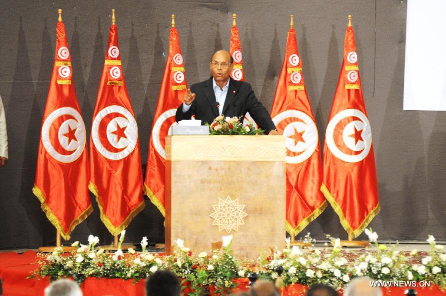 مسؤولو 21 حزبا تونسيا يوقعون على "خارطة الطريق" ، وحزب الرئيس المرزوقي يمتنع