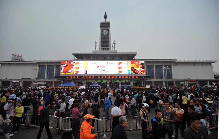 صور عالية الدقة:أنحاء مختلفة من الصين شهدت  ذروة عودة السياح مع انتهاء عطلة العيد الوطني  (3)