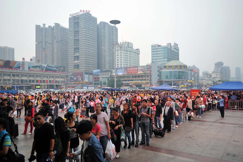 صور عالية الدقة:أنحاء مختلفة من الصين شهدت  ذروة عودة السياح مع انتهاء عطلة العيد الوطني 