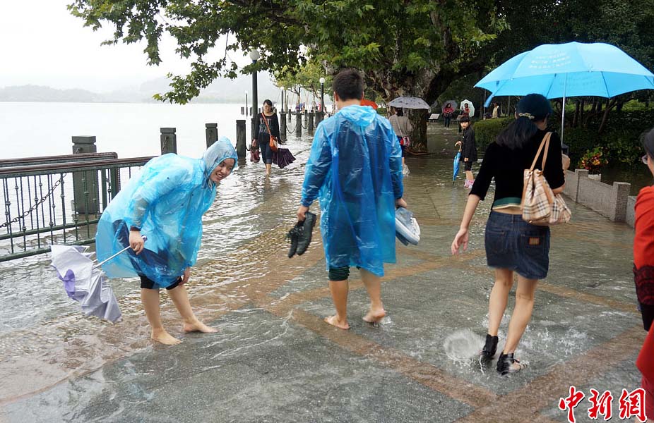 البحيرة الغربية شيهو تفيض بسبب الأمطار الغزيرة الناجمة عن إعصار فيت  (7)