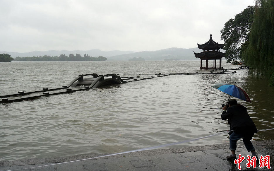 البحيرة الغربية شيهو تفيض بسبب الأمطار الغزيرة الناجمة عن إعصار فيت  (9)