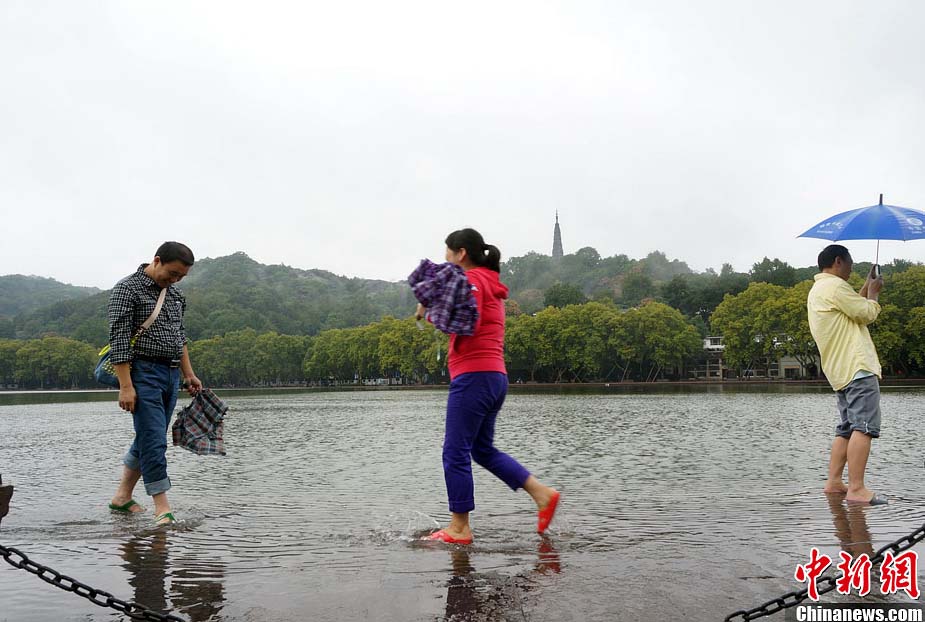 البحيرة الغربية شيهو تفيض بسبب الأمطار الغزيرة الناجمة عن إعصار فيت  (5)