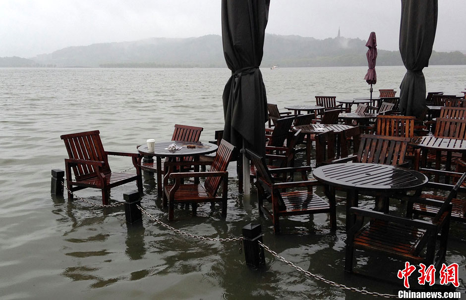 البحيرة الغربية شيهو تفيض بسبب الأمطار الغزيرة الناجمة عن إعصار فيت 