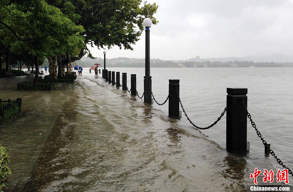 البحيرة الغربية شيهو تفيض بسبب الأمطار الغزيرة الناجمة عن إعصار فيت  (4)