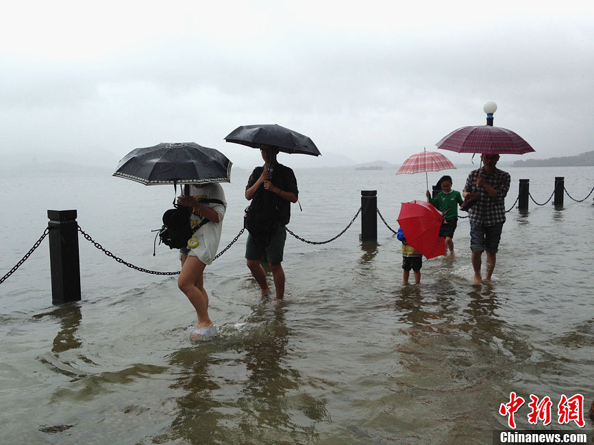 البحيرة الغربية شيهو تفيض بسبب الأمطار الغزيرة الناجمة عن إعصار فيت  (3)