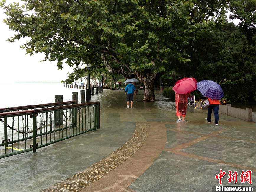 البحيرة الغربية شيهو تفيض بسبب الأمطار الغزيرة الناجمة عن إعصار فيت  (2)