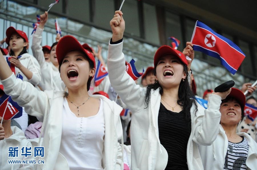 فريق التشجيع بكوريا الديمقراطية يجذب أنظارا في ألعاب شرق آسيا 