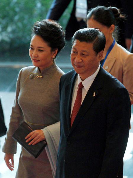 صور:الأزياء الأنيقة لزوجة الرئيسي الصيني شي جين بينغ خلال زيارته لجنوب شرق آسيا  (12)