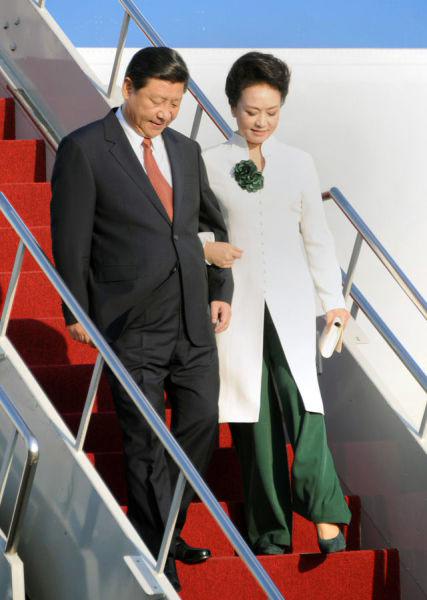 صور:الأزياء الأنيقة لزوجة الرئيسي الصيني شي جين بينغ خلال زيارته لجنوب شرق آسيا  (11)