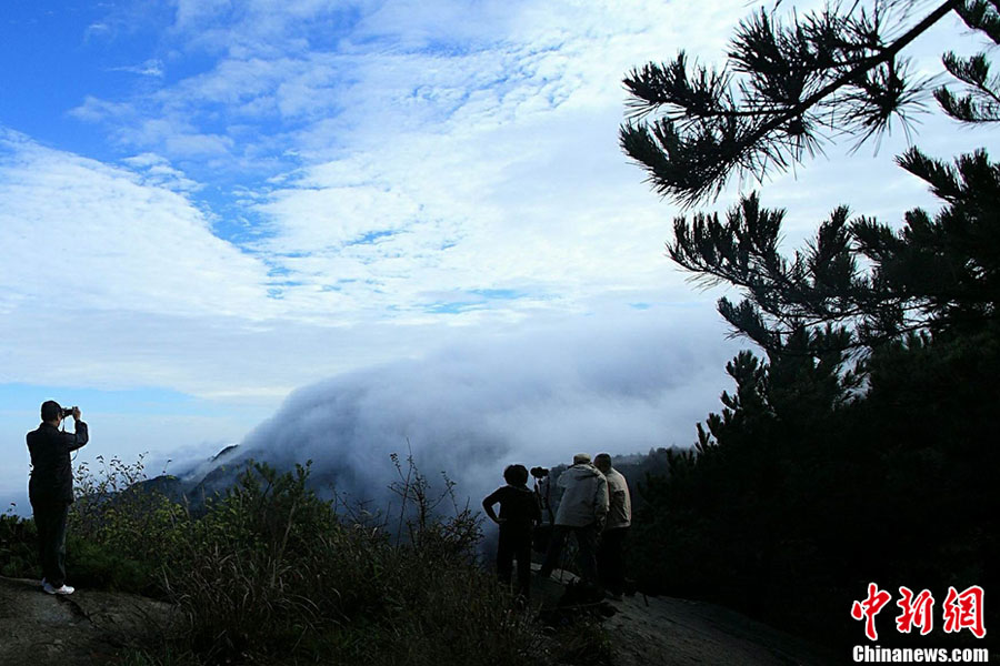 مناظر السحاب العجيبة على قمة جبل لوشان  (2)