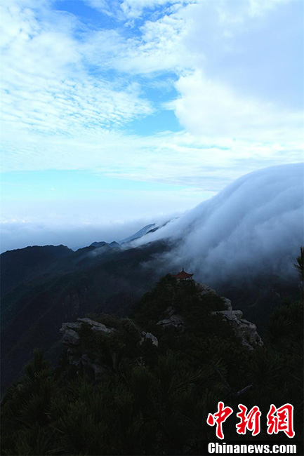 مناظر السحاب العجيبة على قمة جبل لوشان  (4)