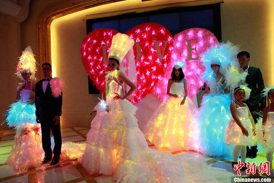 صور:أول معرض "فساتين الزفاف المضيئة بالألياف البصرية" في العالم   بمدينة سوتشو   (5)