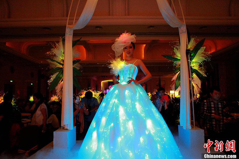 صور:أول معرض "فساتين الزفاف المضيئة بالألياف البصرية" في العالم   بمدينة سوتشو   (4)