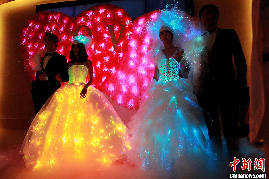 صور:إقامة أول معرض "فساتين الزفاف المضيئة بالألياف البصرية" في العالم   بمدينة سوتشو  