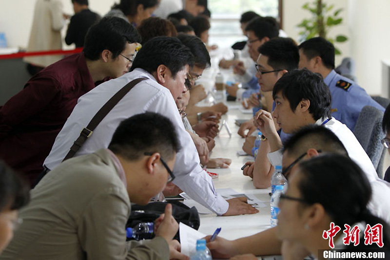 صور:توافد الشركات على التسجيل فى منطقة شانغهاي للتجارة الحرة  