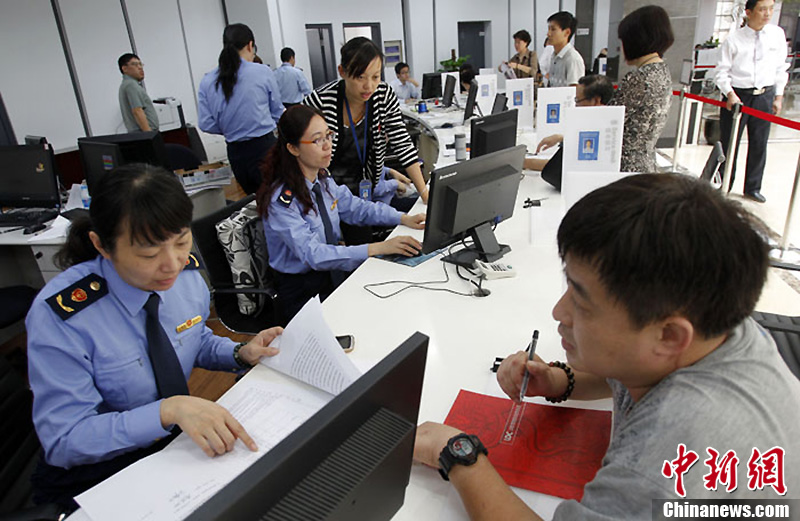 صور:توافد الشركات على التسجيل فى منطقة شانغهاي للتجارة الحرة   (2)