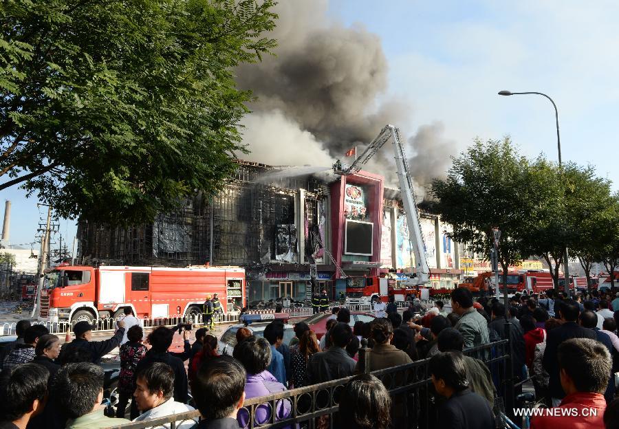 مصرع اثنين من رجال الإطفاء في حريق بأحد أسواق بكين  (3)