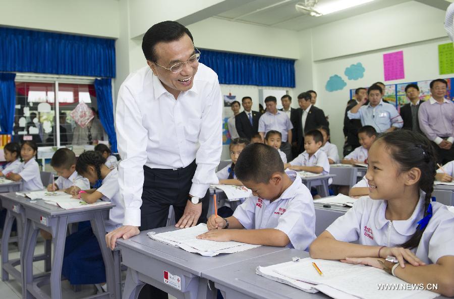 رئيس مجلس الدولة الصينى يحث التلاميذ التايلانديين على مواصلة الصداقة المشتركة بين الصين وتايلاند  (4)