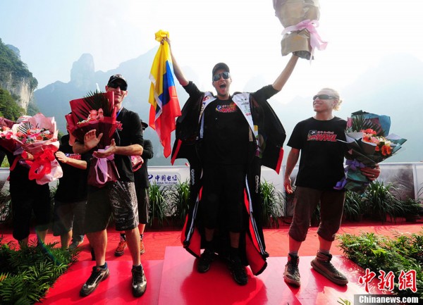 المنافس الكولومبي جوناثان يفوز بمنافسات التأرجح فى جبل تيانمن بمقاطعة هونان  (4)